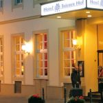 Hotel Trierer Hof beleuchtet in Abendstimmung